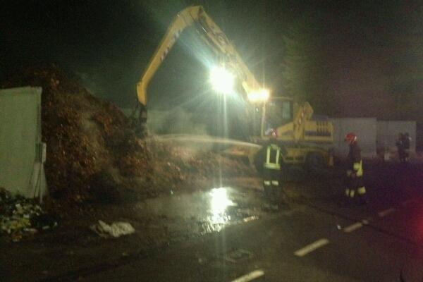 Fiamme mercoledì sera alla piattaforma ecologica di Borgo Ticino