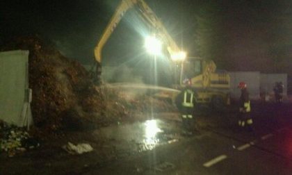 Fiamme mercoledì sera alla piattaforma ecologica di Borgo Ticino