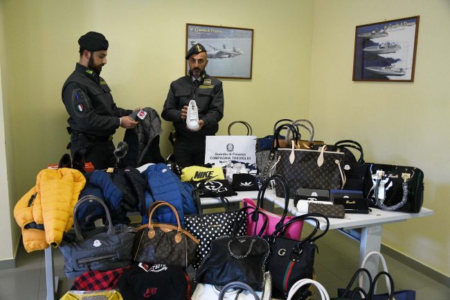 Regali di Natale taroccati: 4mila capi sequestrati