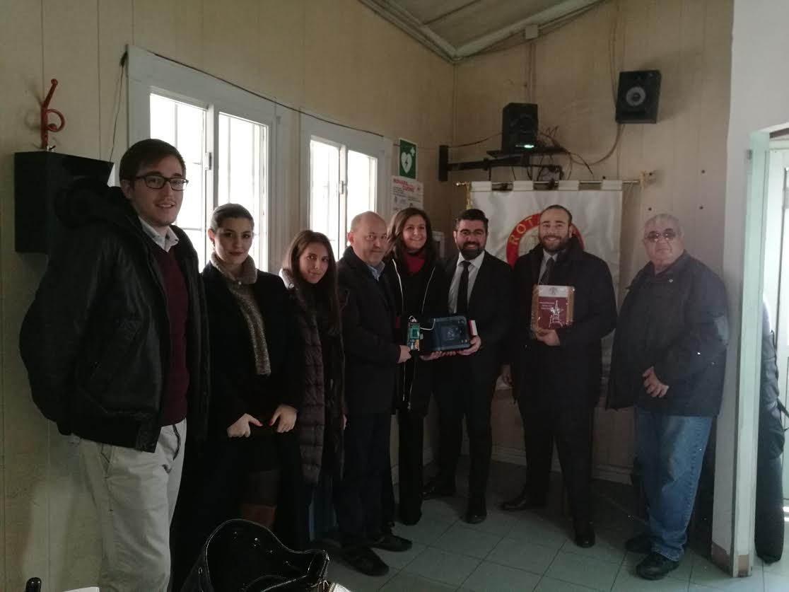 Defibrillatore bocciodromo donazione di Rotaract