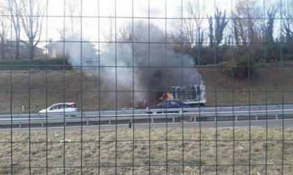 Camion a fuoco tangenziale bloccata a Milano