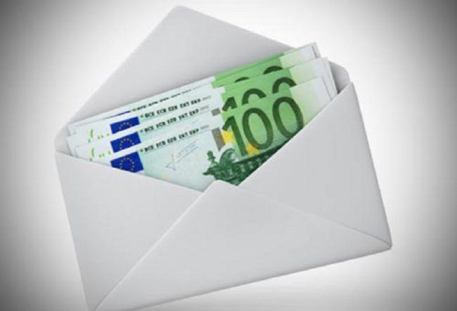 Trova 25mila euro e li restituisce