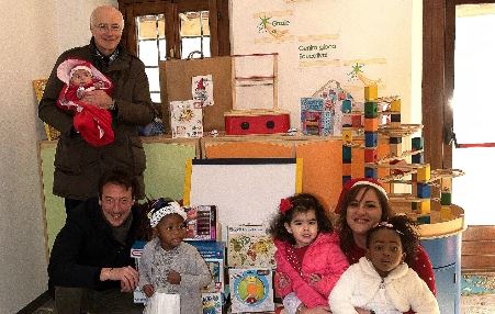 A Borgomanero è arrivato il giocattolo sospeso