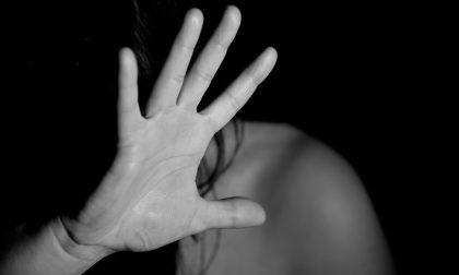 Minacce morte alla moglie e picchia la figlia