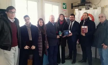 I giovani del Rotaract donano un defibrillatore al Bocciodromo