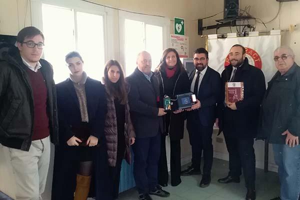 I giovani del Rotaract donano un defibrillatore al Bocciodromo