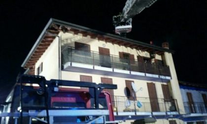 Il tetto di un'abitazione va a fuoco