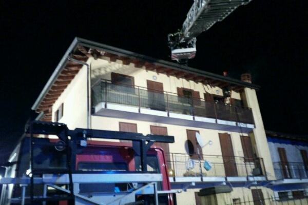 Il tetto di un’abitazione va a fuoco