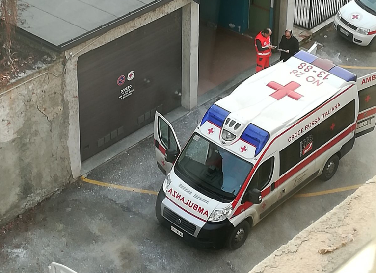 Brucia sterpaglie e prende fuoco: gravissimo uomo a Oleggio Castello