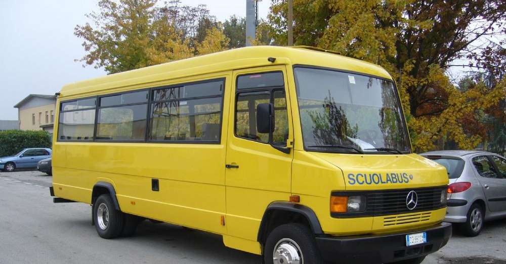 Rimane chiuso nello scuolabus per 5 ore: paura a Castelletto