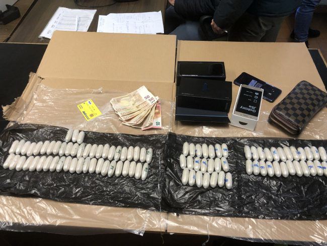 Eroina nascosta in 170 ovuli nello stomaco