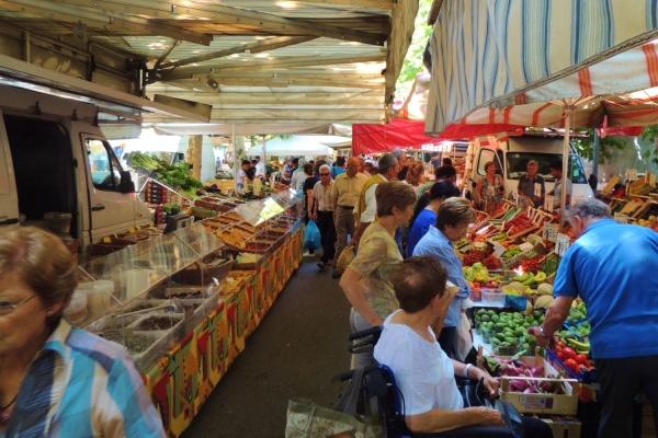 La festa dell’Immacolata non ferma il mercato