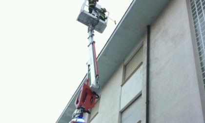 Lastre di neve ghiacciata su un tetto, intervento dei Vigili del fuoco