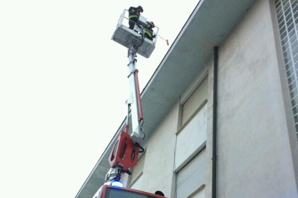 Lastre di neve ghiacciata su un tetto, intervento dei Vigili del fuoco