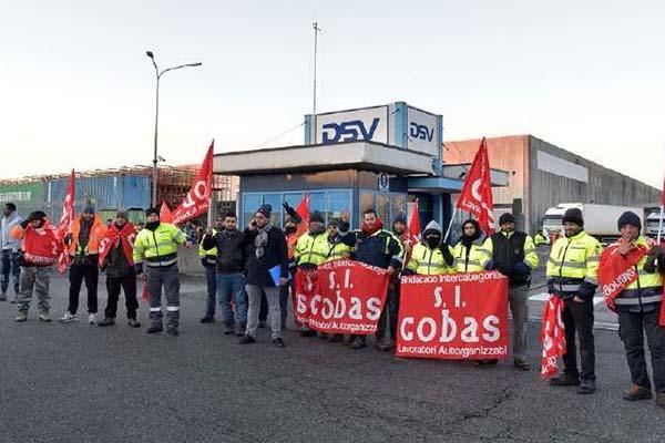 «Lavoriamo 14 ore, trattati male»