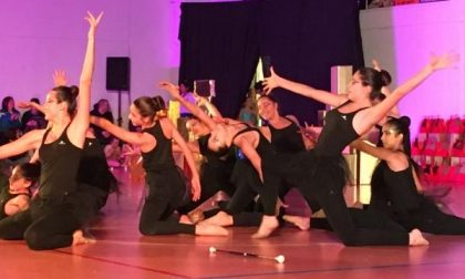 Le atlete del Twirling di Santa Cristina si esibiscono per Babbo Natale