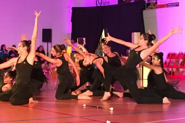 Le atlete del Twirling di Santa Cristina si esibiscono per Babbo Natale