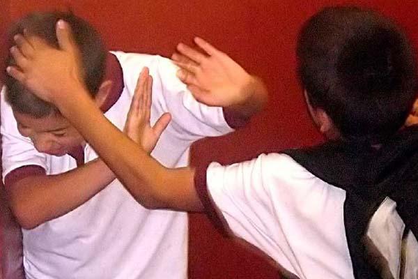 “Mio figlio costretto a cambiare scuola per quattro bulli”