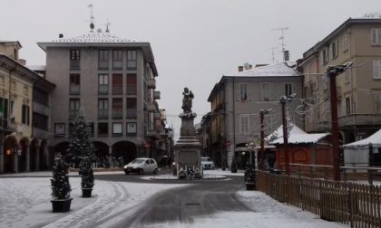 Previsioni rispettate: ecco la neve a Borgomanero (fotogallery)