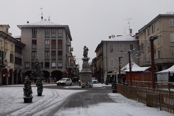 Previsioni rispettate: ecco la neve a Borgomanero (fotogallery)