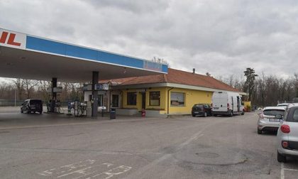 Rubano la cassa e una macchinetta cambiamonete in un bar