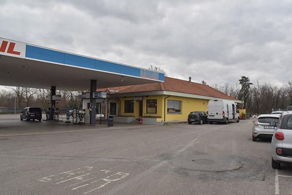 Rubano la cassa e una macchinetta cambiamonete in un bar