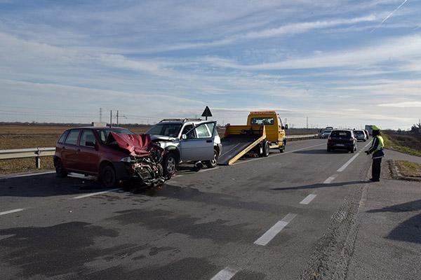 Schianto tra tre veicoli appena fuori da Vignale