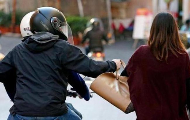 Rubarono borsa all’animatrice: il pm chiede per loro 10 mesi