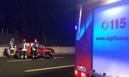 Si schianta in A26 nella zona di Arona: ragazza estratta dall’auto dai vigili del fuoco