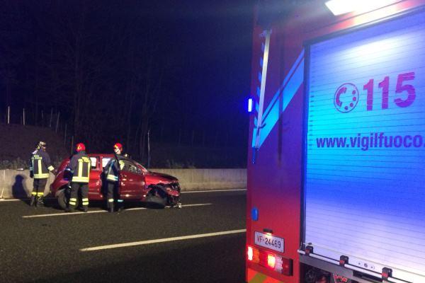 Si schianta in A26 nella zona di Arona: ragazza estratta dall’auto dai vigili del fuoco