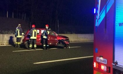 Si schianta in A26 nella zona di Arona: ragazza estratta dall’auto dai vigili del fuoco