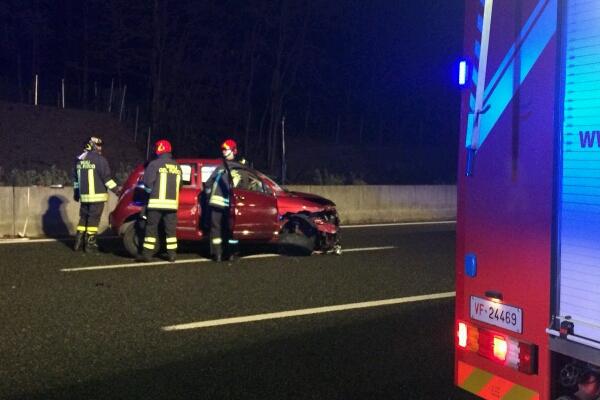 Si schianta in A26 nella zona di Arona: ragazza estratta dall’auto dai vigili del fuoco