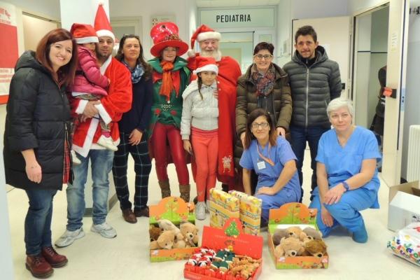 Sorrisi e giochi ai bambini della Pediatria (fotogallery)