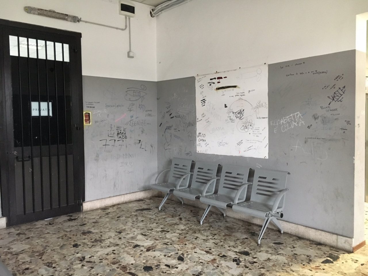 Arona stazione a dir poco penosa