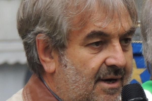 Striscione neofascista sul ponte ferroviario di via Novara