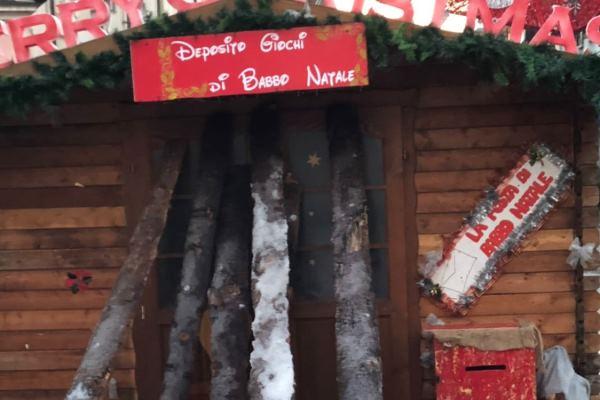 Teppisti danneggiano la casetta di Babbo Natale