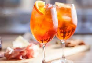 Gattico ladri entrano in casa e si bevono uno spritz