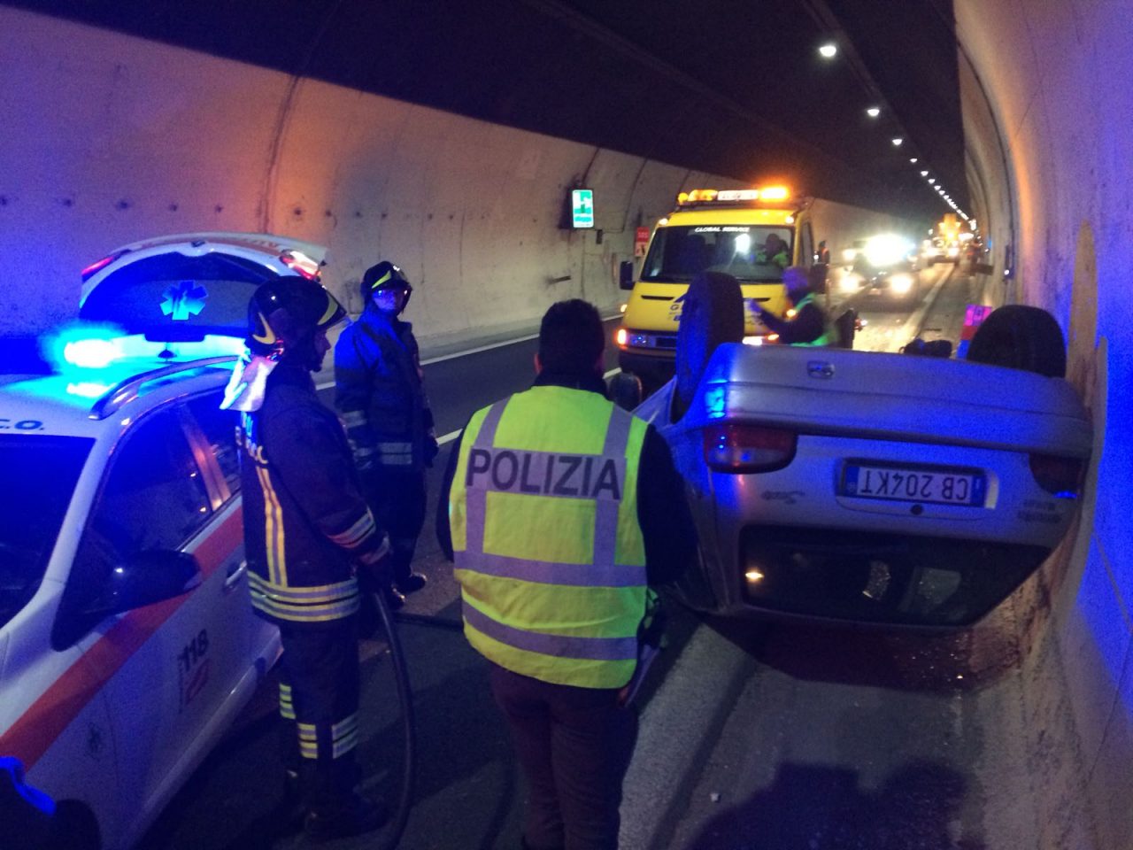 Incidente auto: vettura ribaltata in galleria a Massino Visconti