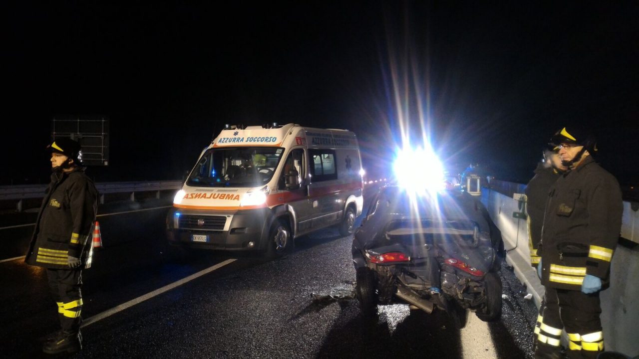 Carro funebre tampona auto a Romentino: due morti