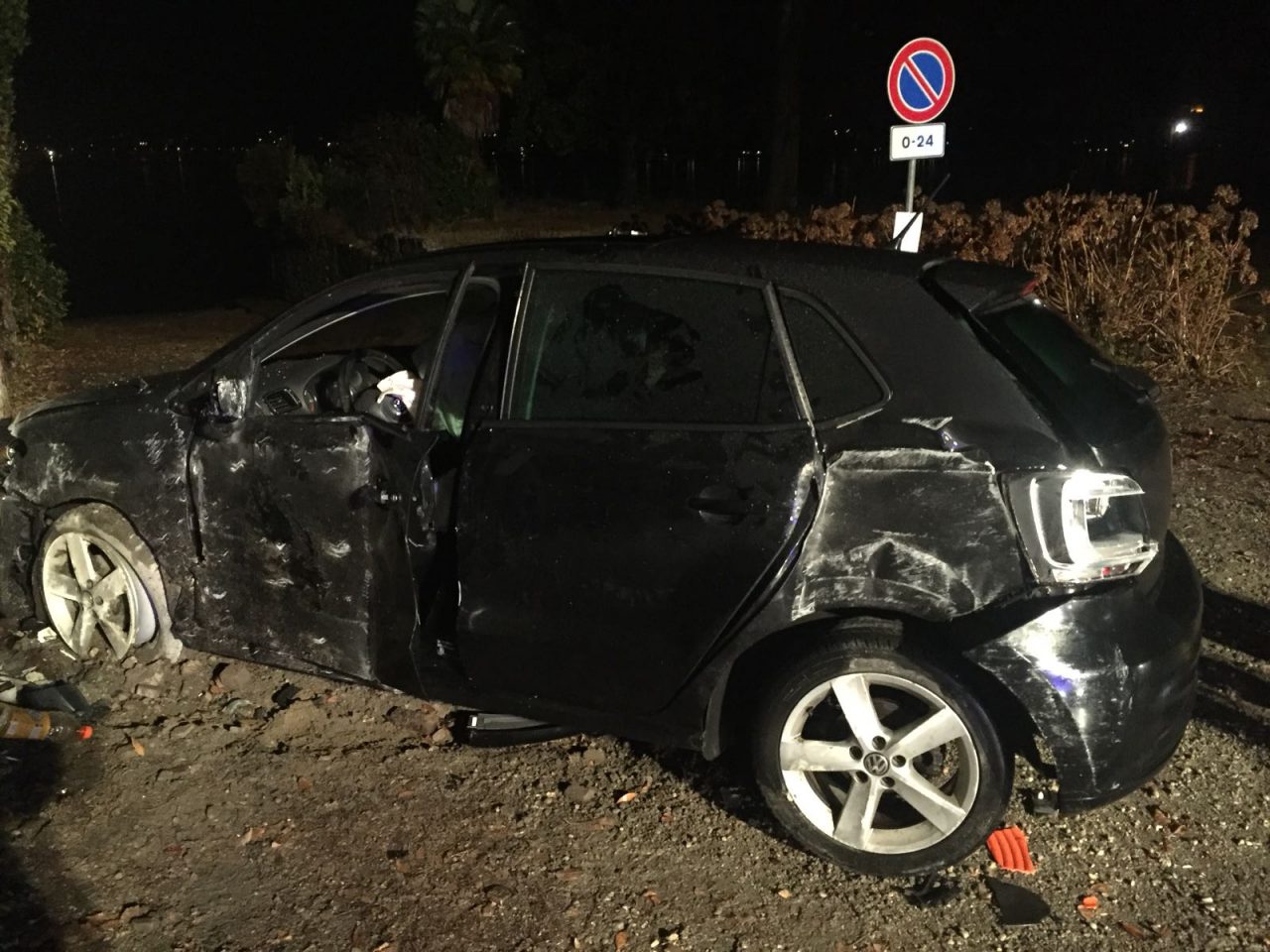 Meina auto si schianta contro un muro