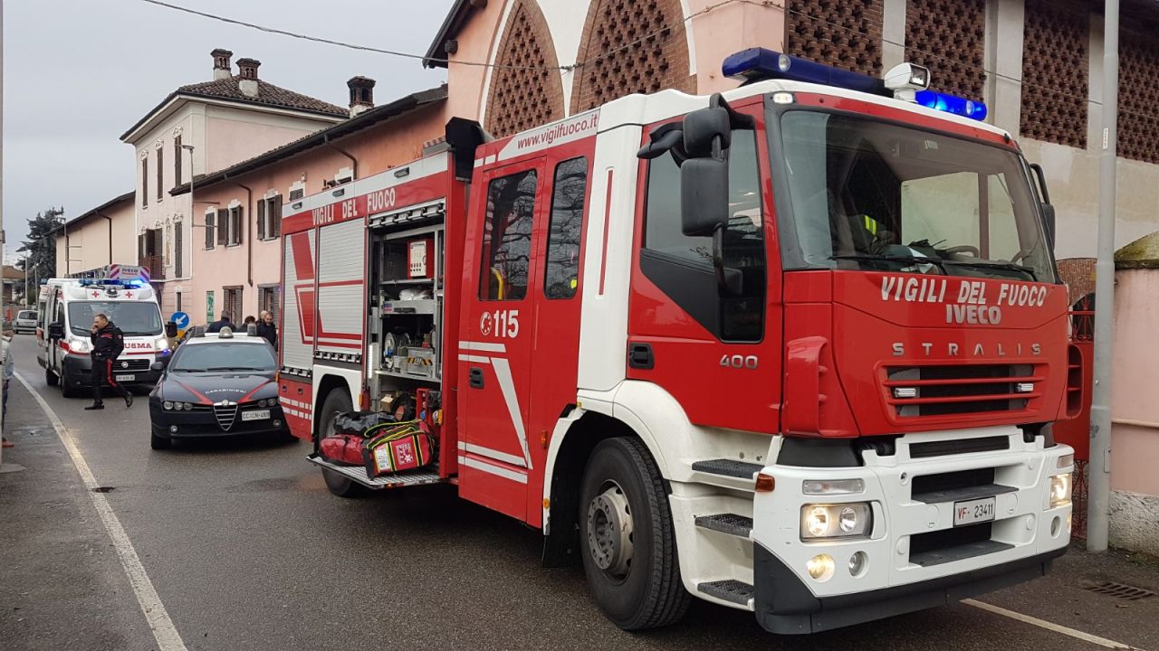 Paura a Vespolate per una casa in fiamme