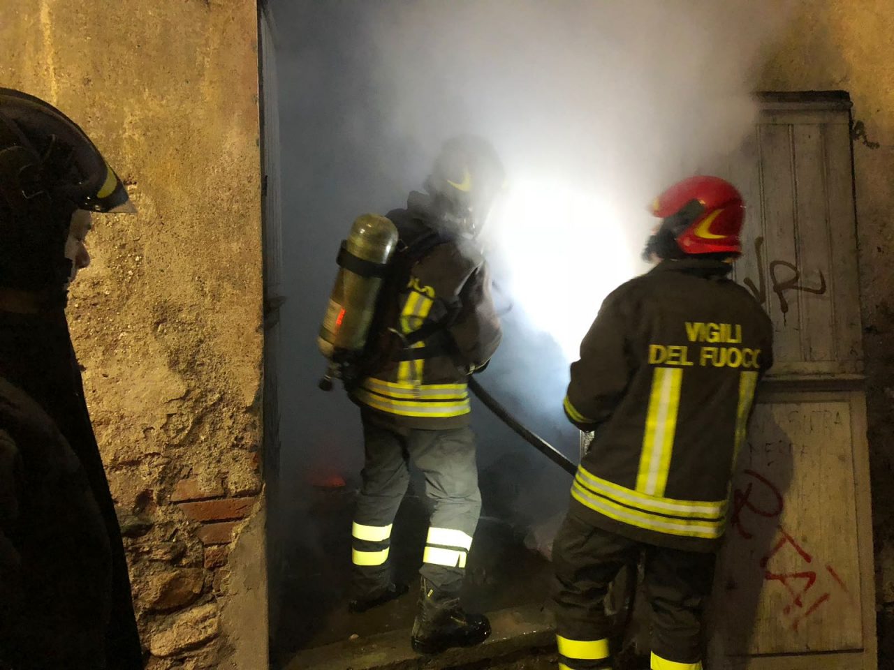 Brucia una casa e intervengono i vigili del fuoco