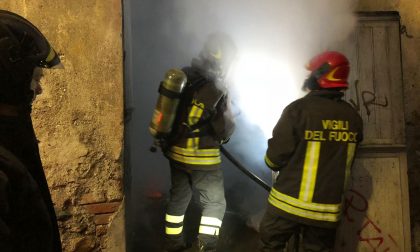 Brucia una casa e intervengono i vigili del fuoco