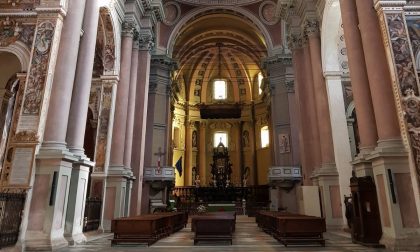 San Gaudenzio consiglieri e assessori portano i fiori