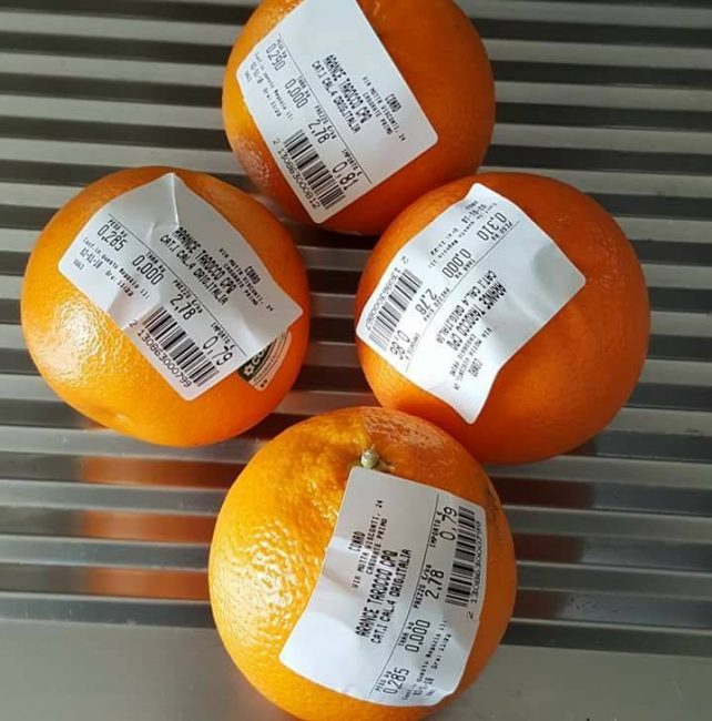 Sacchetti frutta la rivolta sui social