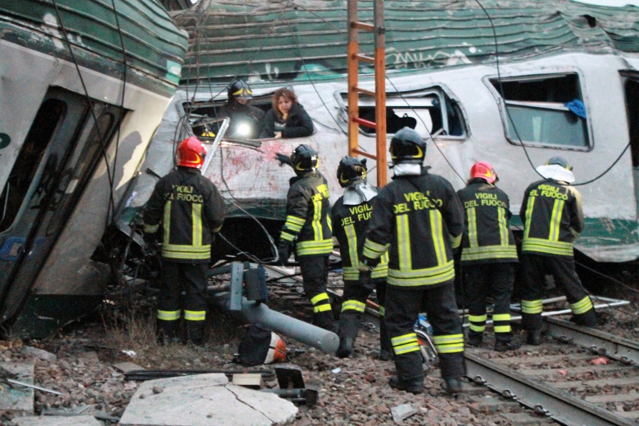 Treno deragliato: 2 vittime identificate -VIDEO