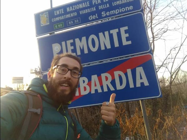 Attraversa Italia intera a piedi e fa tappa a Castelletto