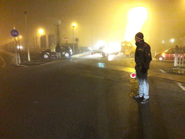 Sbaglia svolta e imbocca la ferrovia!