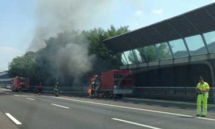Camion a fuoco in galleria lungo la A26