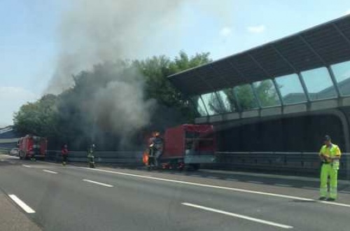 Camion a fuoco in galleria lungo la A26